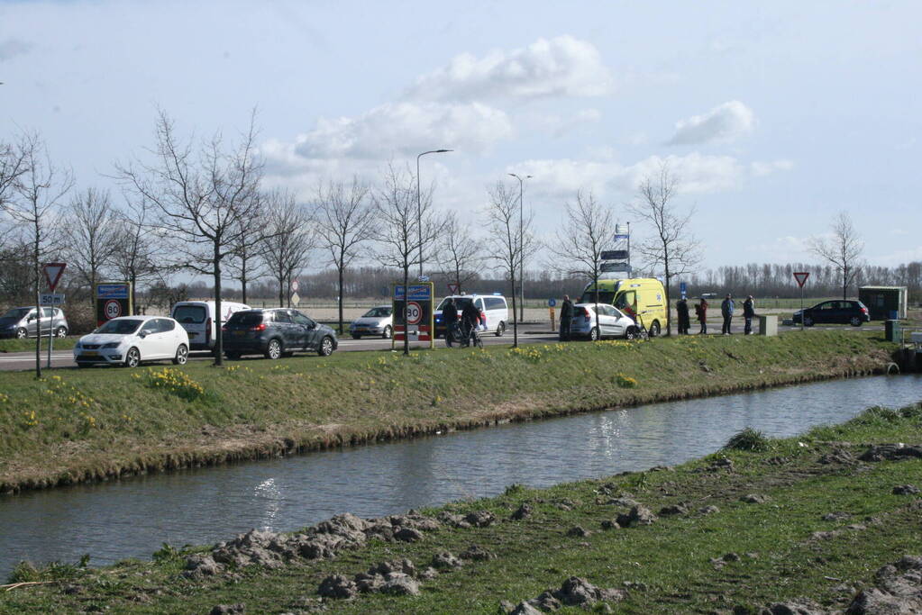 Auto rijdt het water in