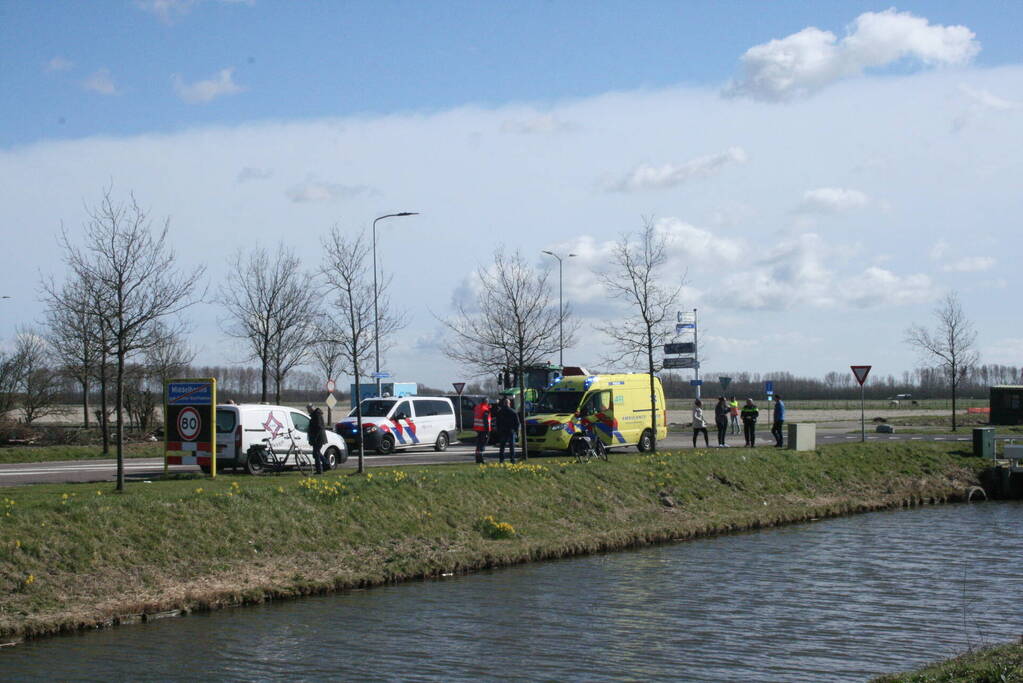 Auto rijdt het water in