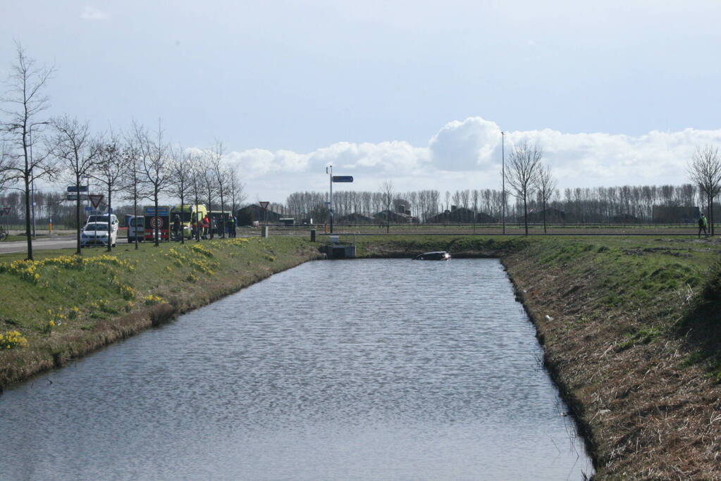 Auto rijdt het water in