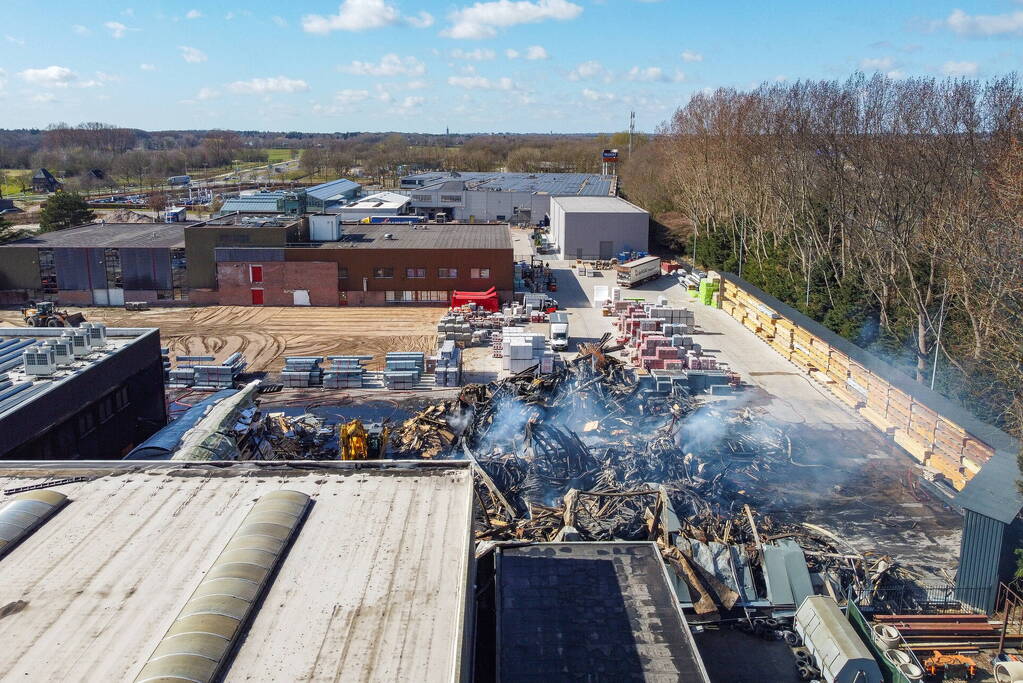 Day After: Zeer grote brand terrein Bouwmarkt Baarn