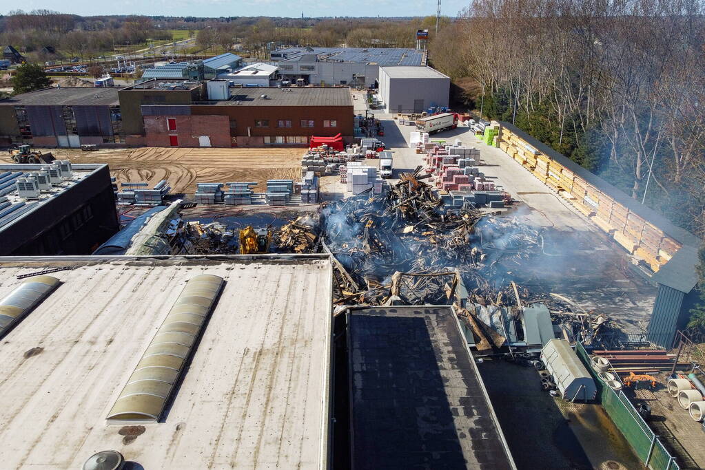 Day After: Zeer grote brand terrein Bouwmarkt Baarn
