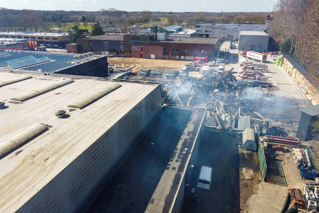 Day After: Zeer grote brand terrein Bouwmarkt Baarn