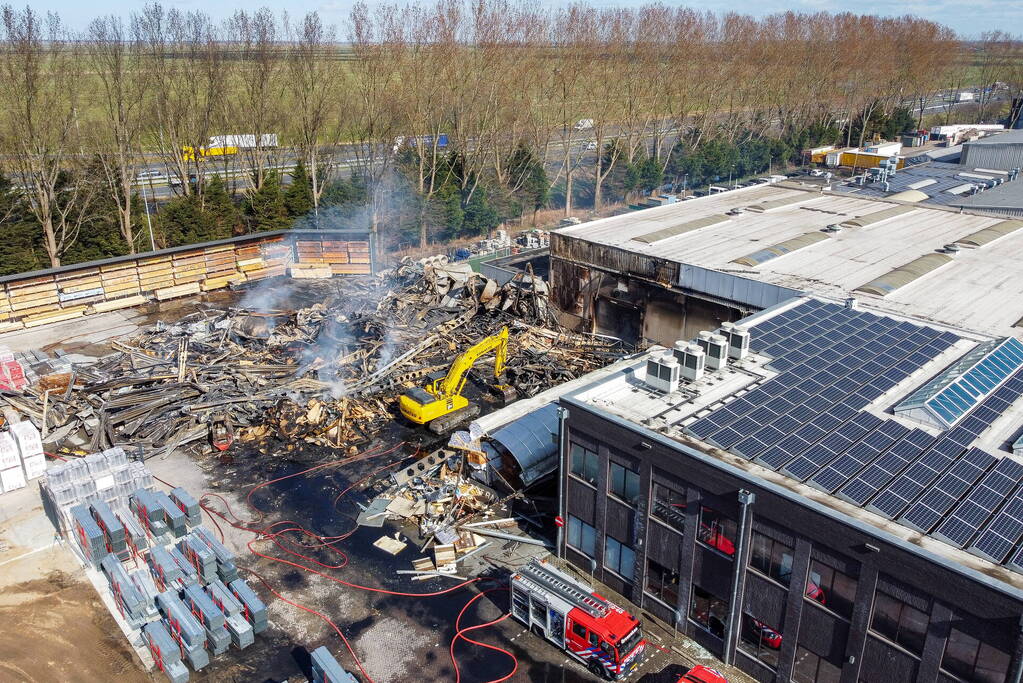 Day After: Zeer grote brand terrein Bouwmarkt Baarn