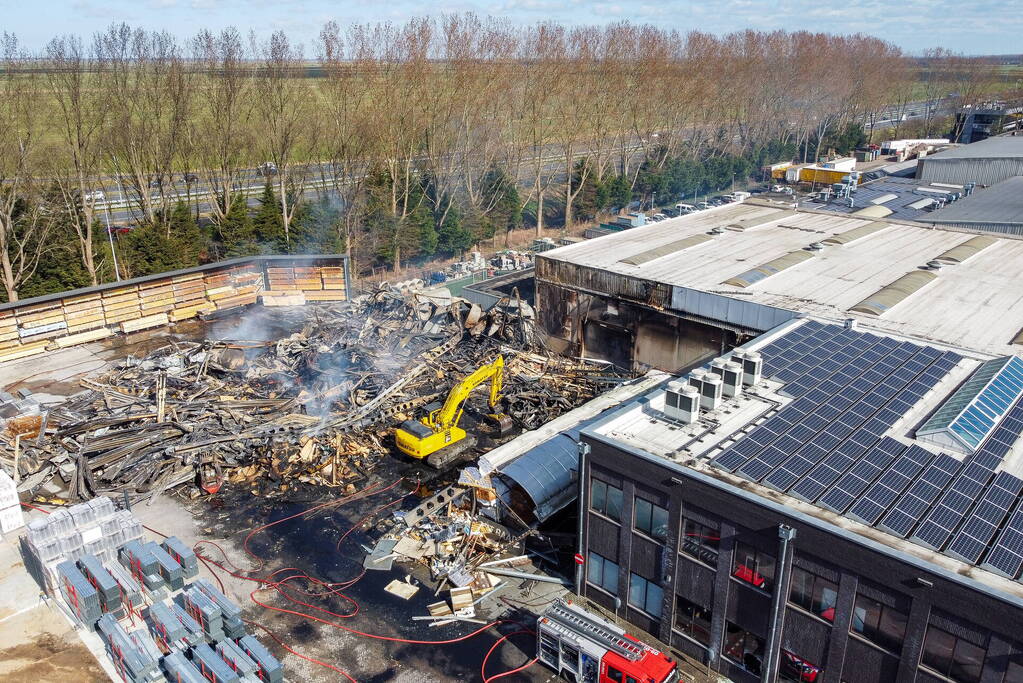 Day After: Zeer grote brand terrein Bouwmarkt Baarn