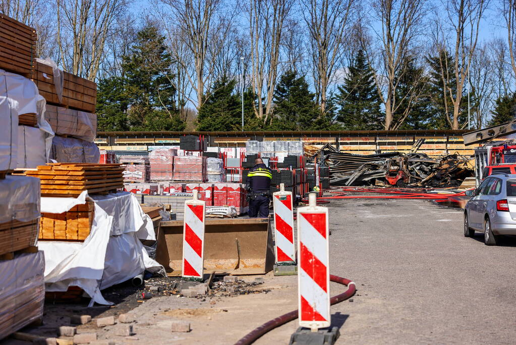 Day After: Zeer grote brand terrein Bouwmarkt Baarn