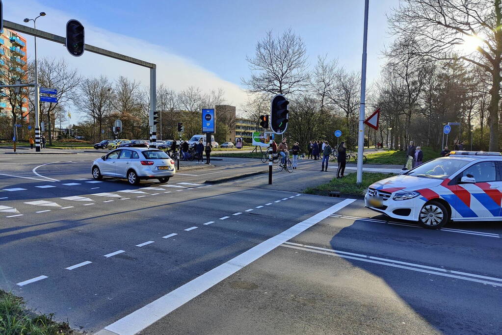 Fietser gewond bij aanrijding, politie houdt automobilist aan