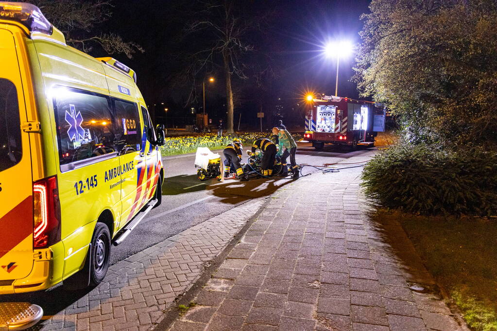 Kind bekneld in spaken van fiets