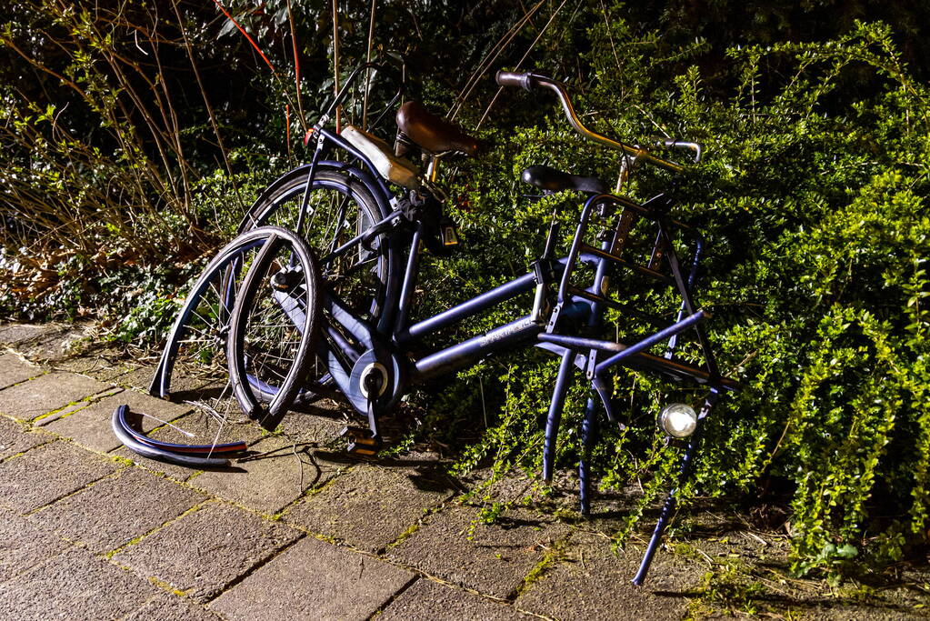 Kind bekneld in spaken van fiets