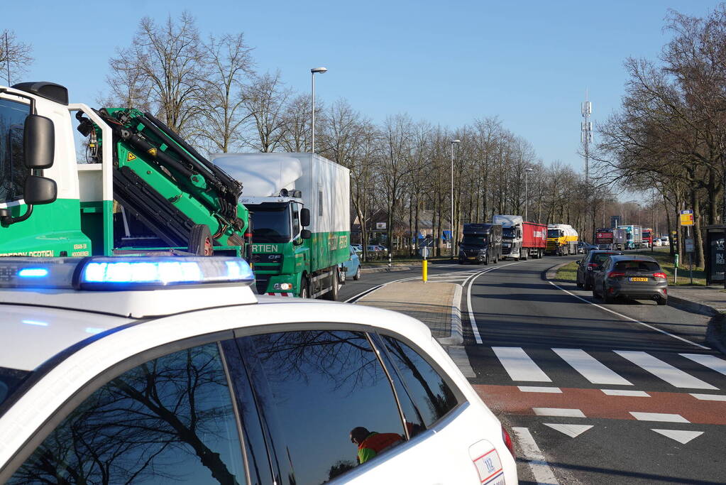Auto schept e-biker op rotonde