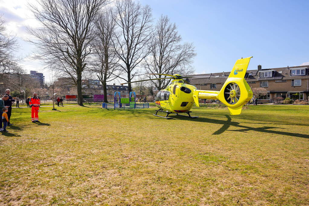 Landing traumahelikopter in Schothorst trekt veel bekijks