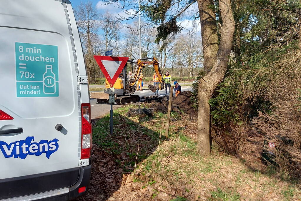 Waterleiding gesprongen aan provinciale weg