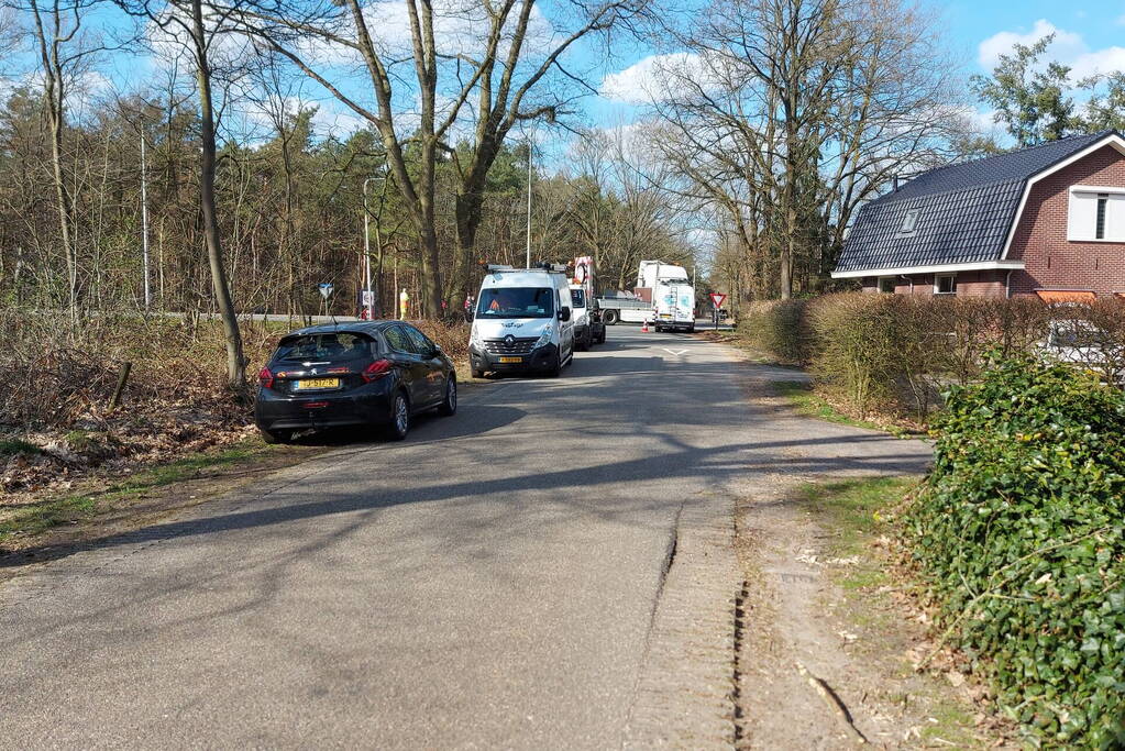 Waterleiding gesprongen aan provinciale weg