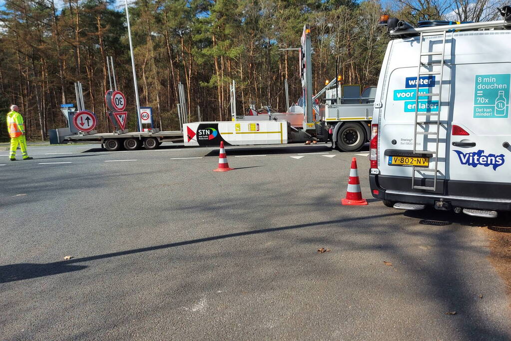 Waterleiding gesprongen aan provinciale weg
