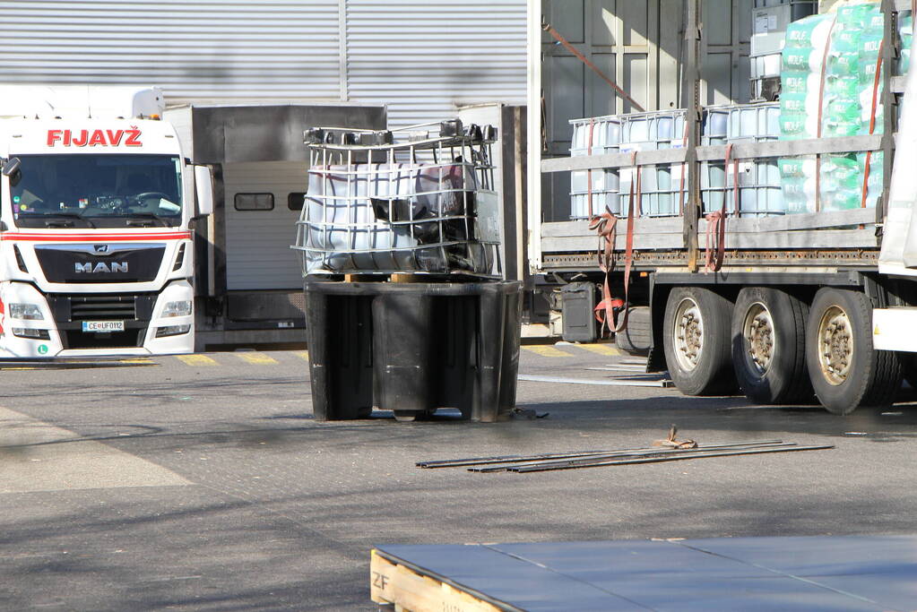 IBC-container met bijtende vloeistof lekgeraakt