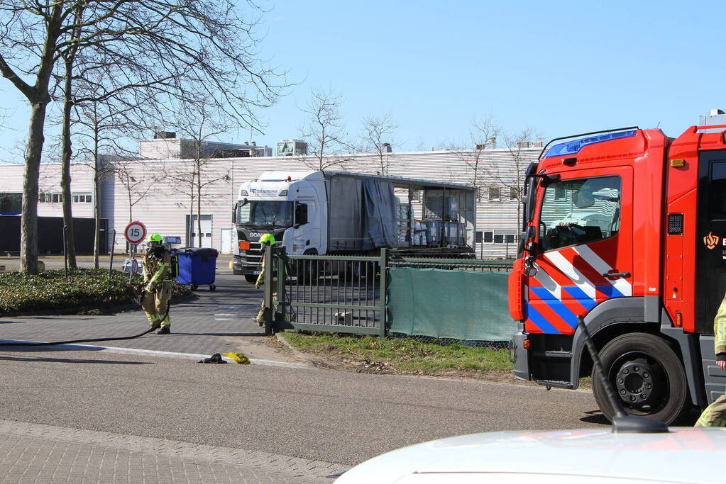IBC-container met bijtende vloeistof lekgeraakt