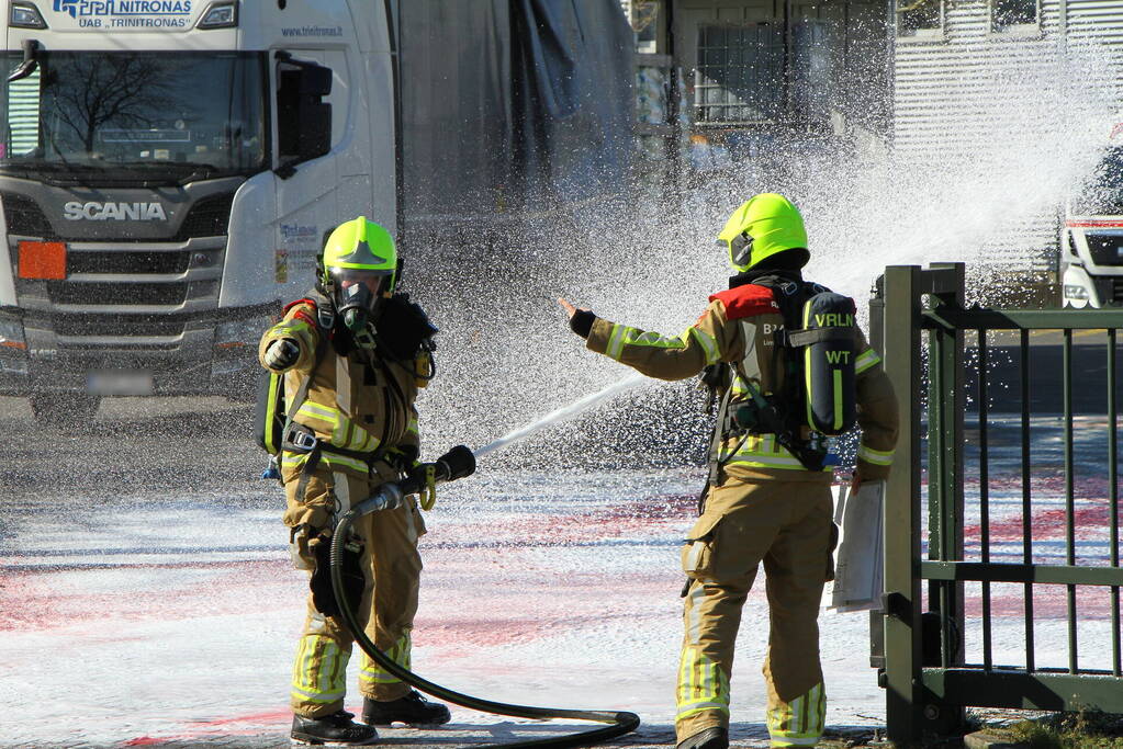 IBC-container met bijtende vloeistof lekgeraakt