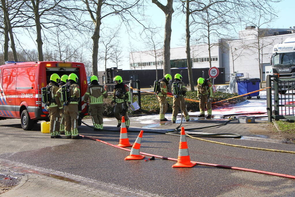 IBC-container met bijtende vloeistof lekgeraakt