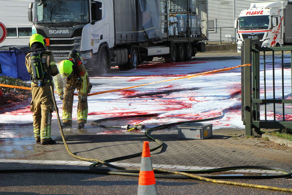 IBC-container met bijtende vloeistof lekgeraakt