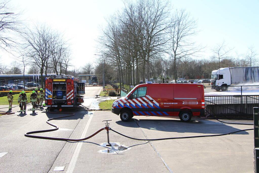 IBC-container met bijtende vloeistof lekgeraakt