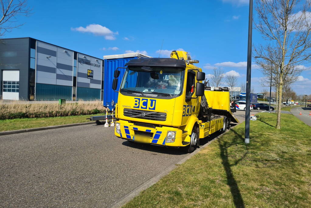 Auto botst op trailer van vrachtwagen