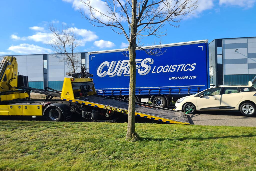 Auto botst op trailer van vrachtwagen