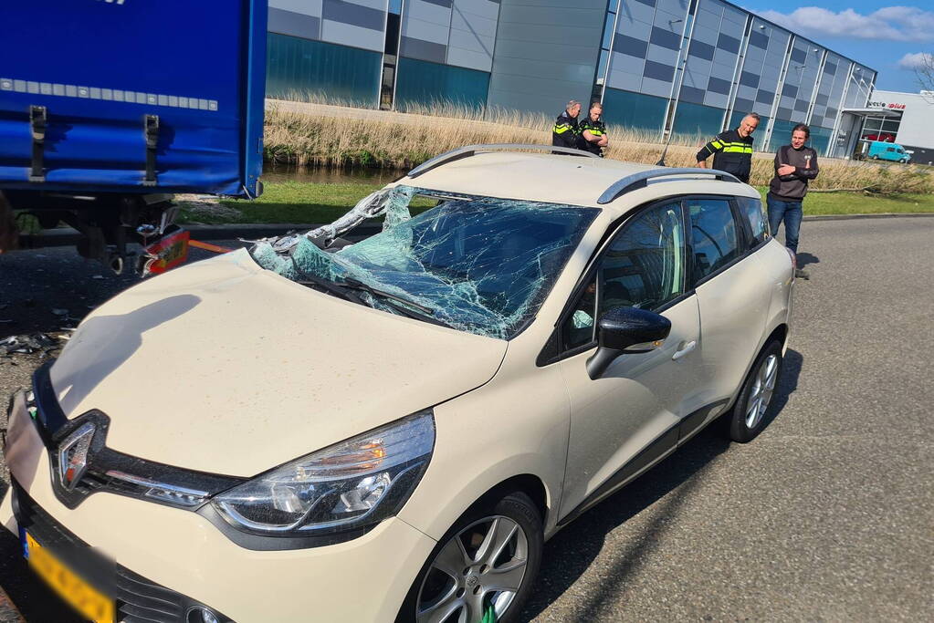 Auto botst op trailer van vrachtwagen