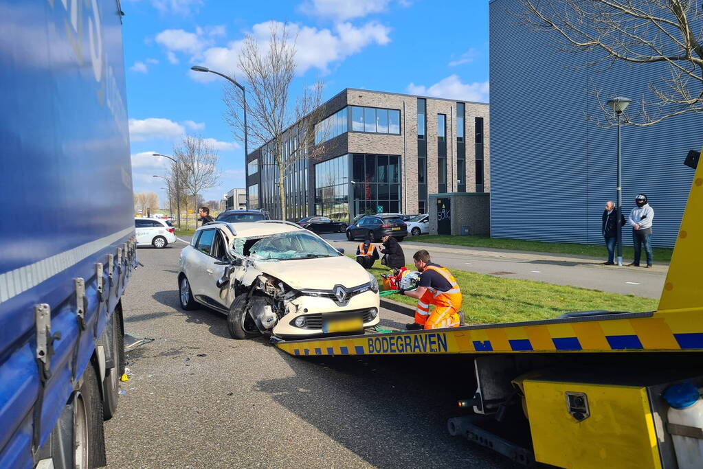 Auto botst op trailer van vrachtwagen