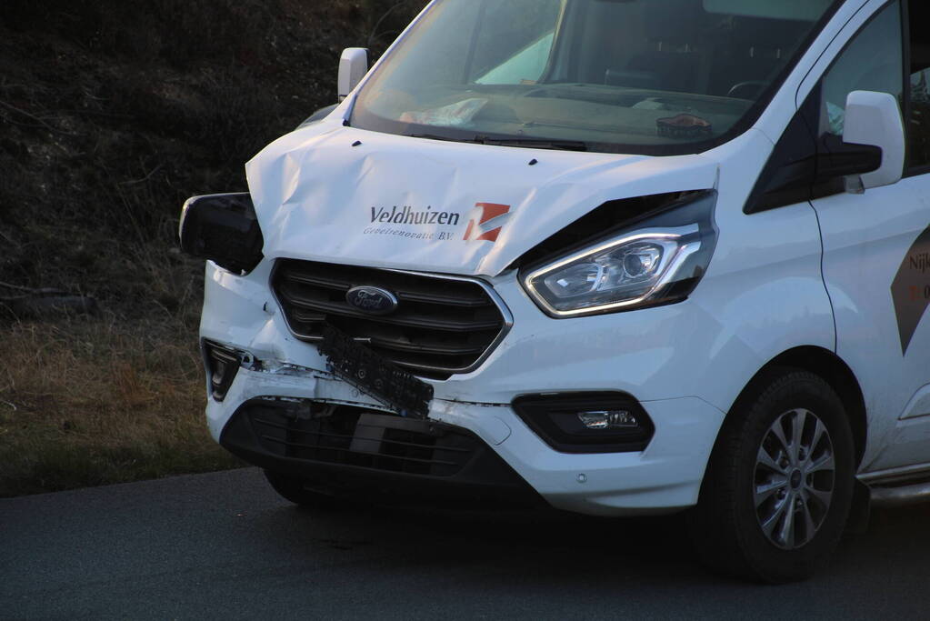 Auto's botsen nabij Ecoduct Treeker Wissel