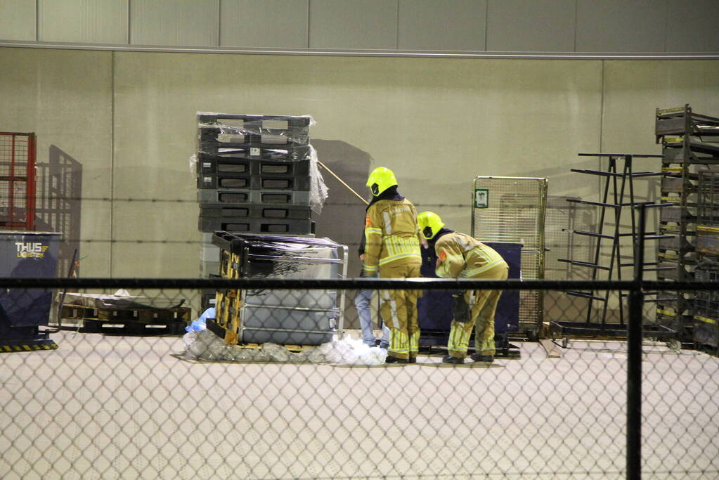 Vat met mogelijk gevaarlijk stof valt om bij transportbedrijf