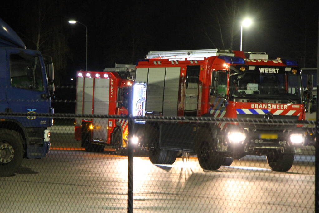 Vat met mogelijk gevaarlijk stof valt om bij transportbedrijf