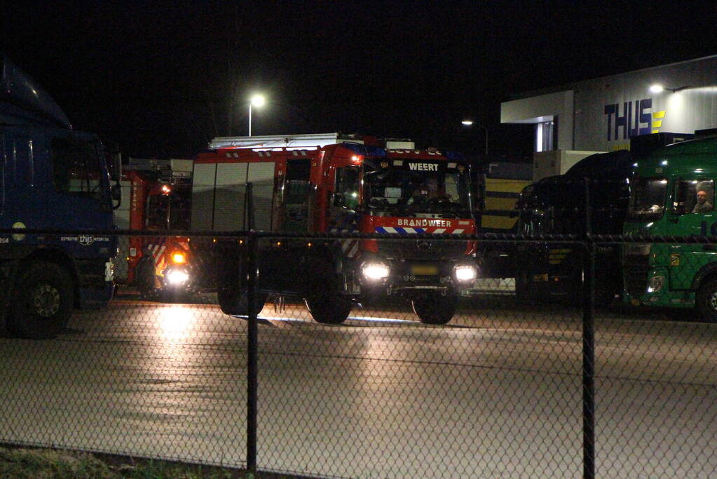 Vat met mogelijk gevaarlijk stof valt om bij transportbedrijf