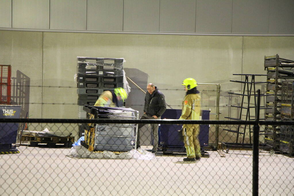 Vat met mogelijk gevaarlijk stof valt om bij transportbedrijf