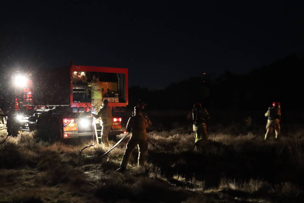 Brandweer blust brand op heide