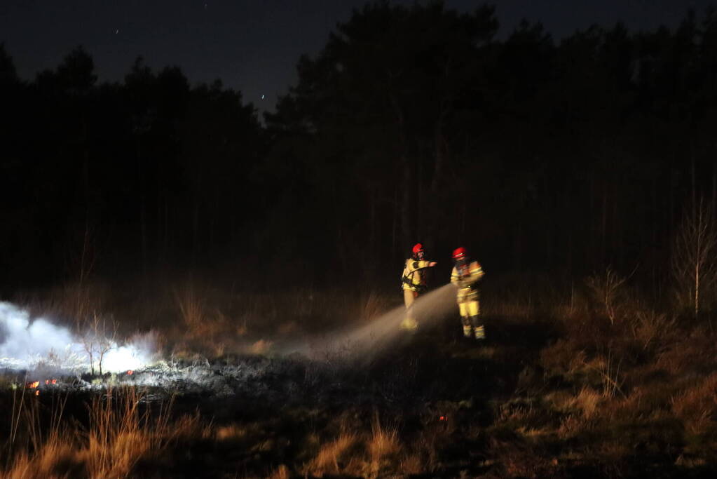 Brandweer blust brand op heide