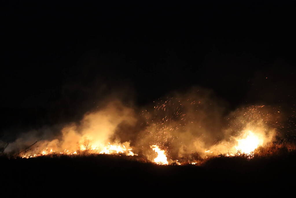 Brandweer blust brand op heide