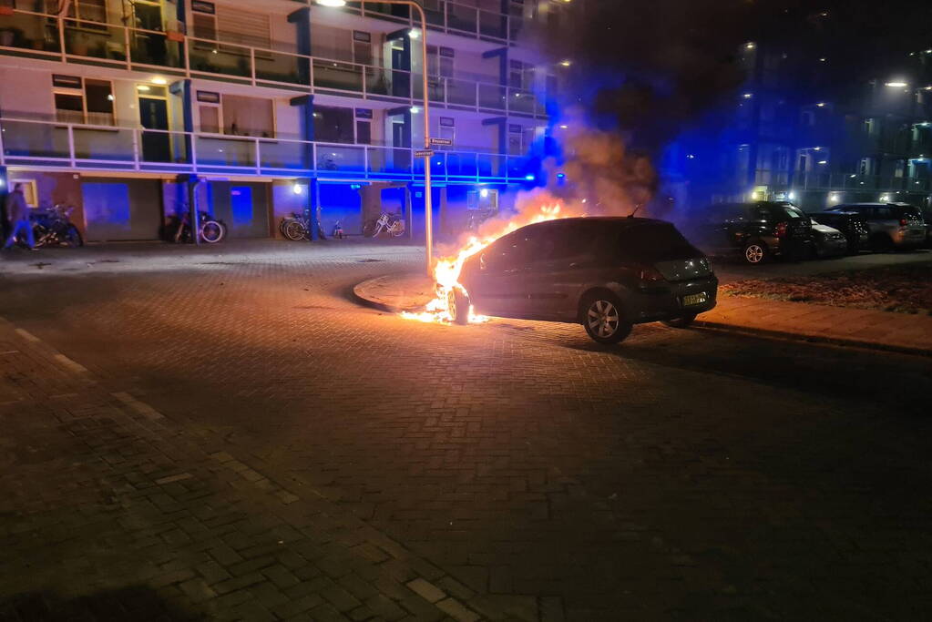 Meerdere voertuigen getroffen bij autobranden