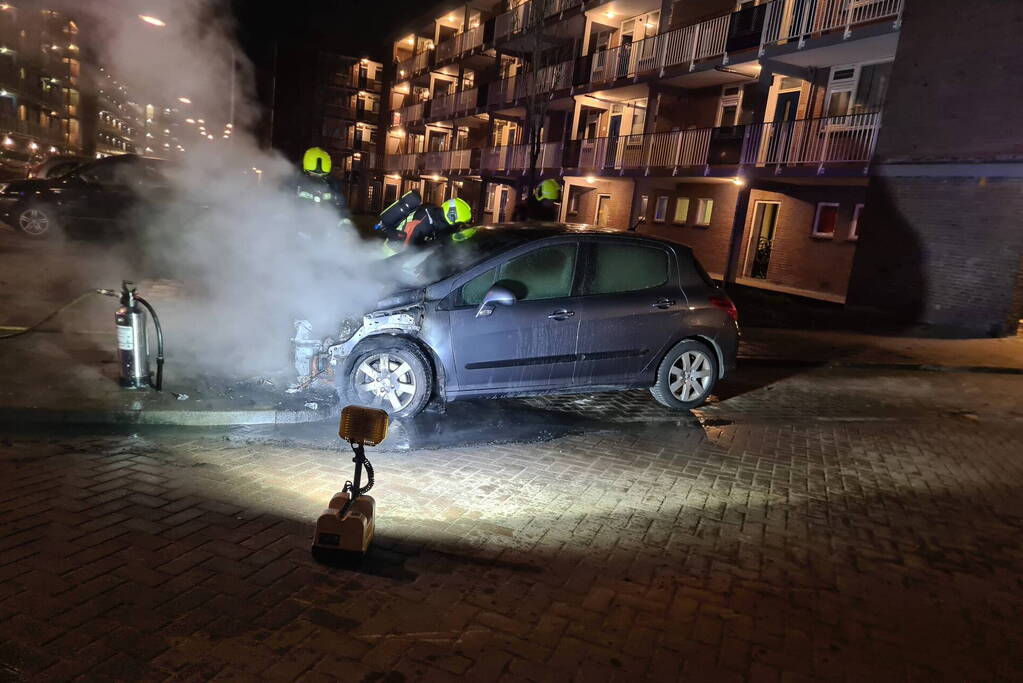 Meerdere voertuigen getroffen bij autobranden