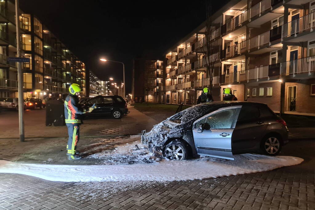 Meerdere voertuigen getroffen bij autobranden