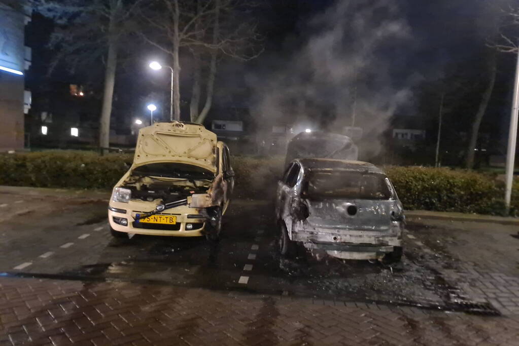Meerdere voertuigen getroffen bij autobranden