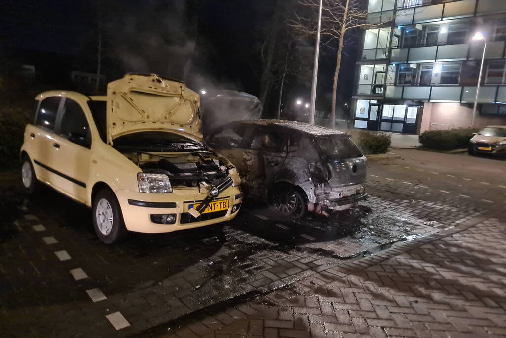 Meerdere voertuigen getroffen bij autobranden