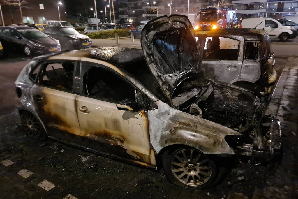 Meerdere voertuigen getroffen bij autobranden