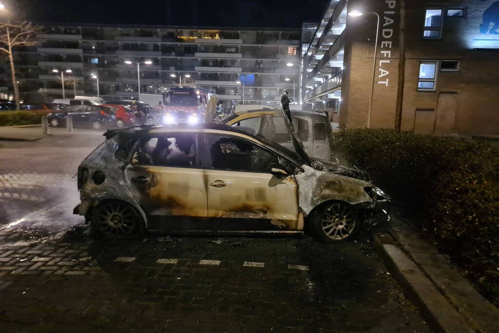Meerdere voertuigen getroffen bij autobranden