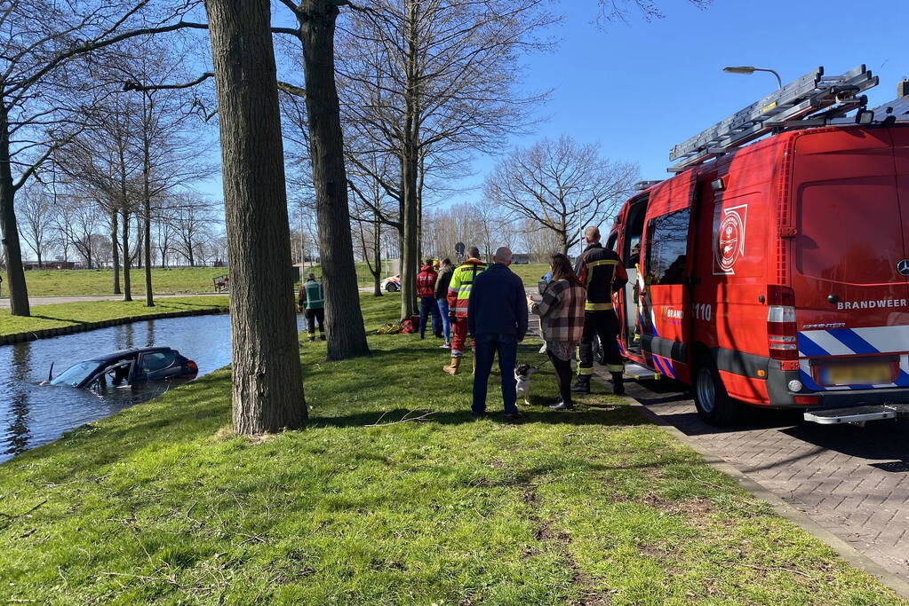 Persoon aangehouden na te water raken met auto