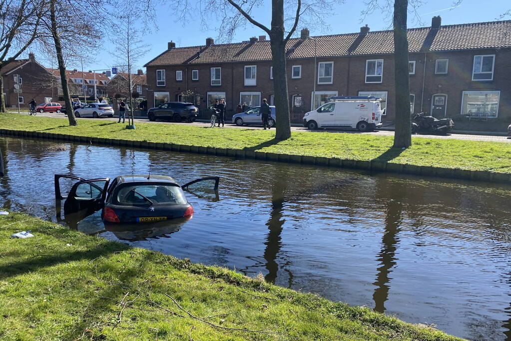 Persoon aangehouden na te water raken met auto