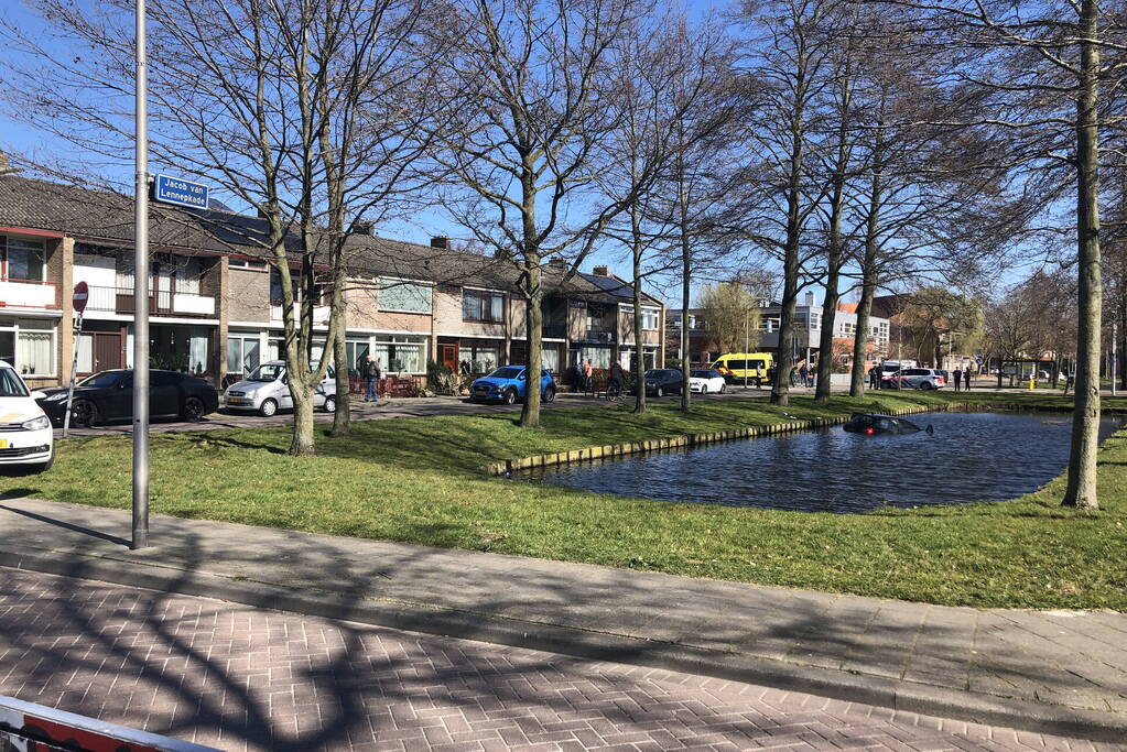 Persoon aangehouden na te water raken met auto