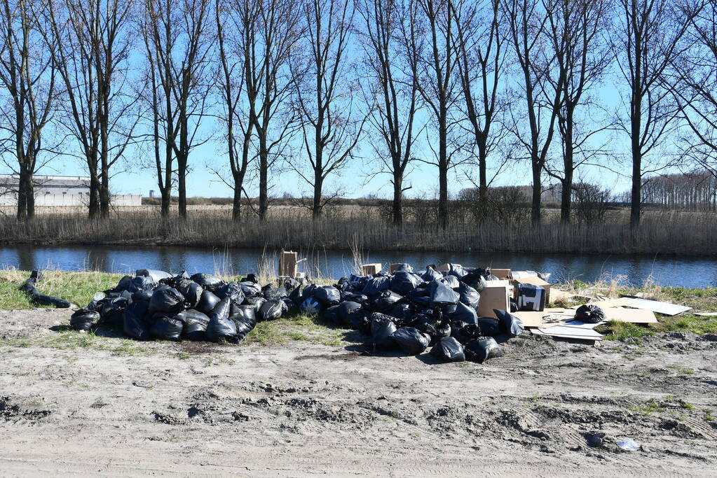 Grote hoeveelheid afval gedumpt