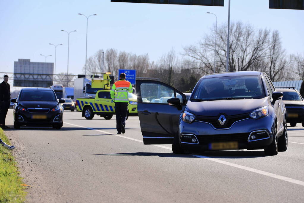 Auto krijgt klapband en ramt medeweggebruiker