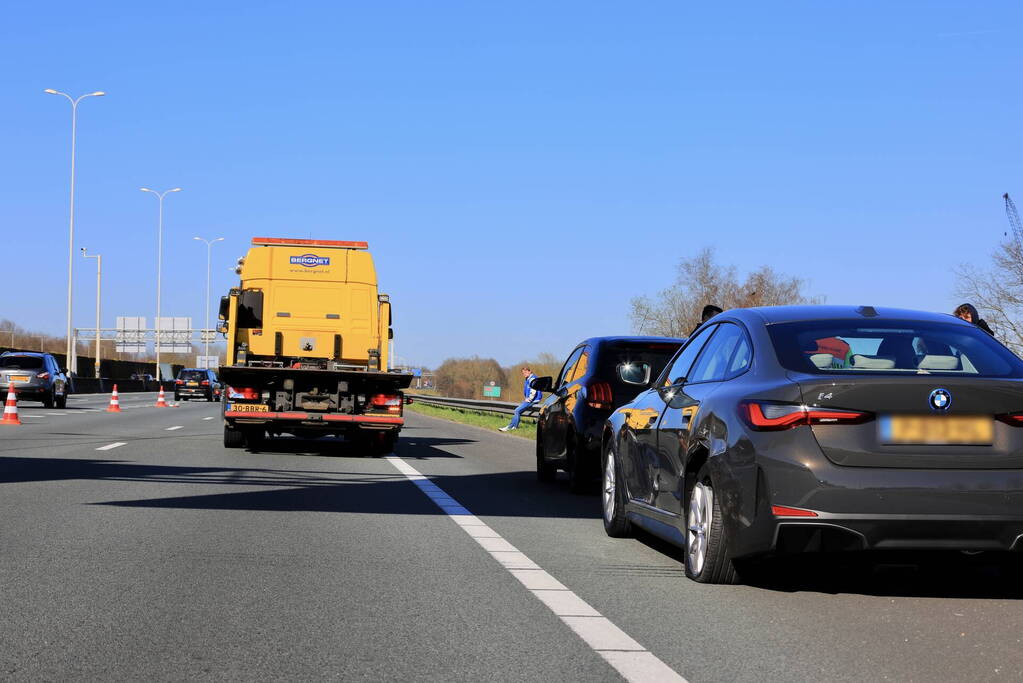 Auto krijgt klapband en ramt medeweggebruiker