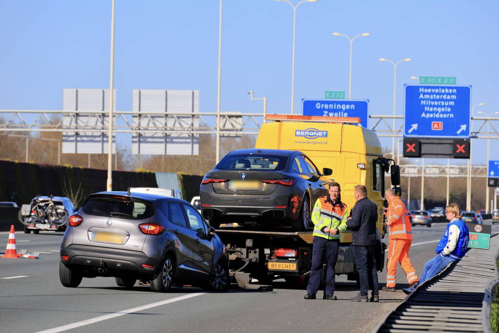 Auto krijgt klapband en ramt medeweggebruiker
