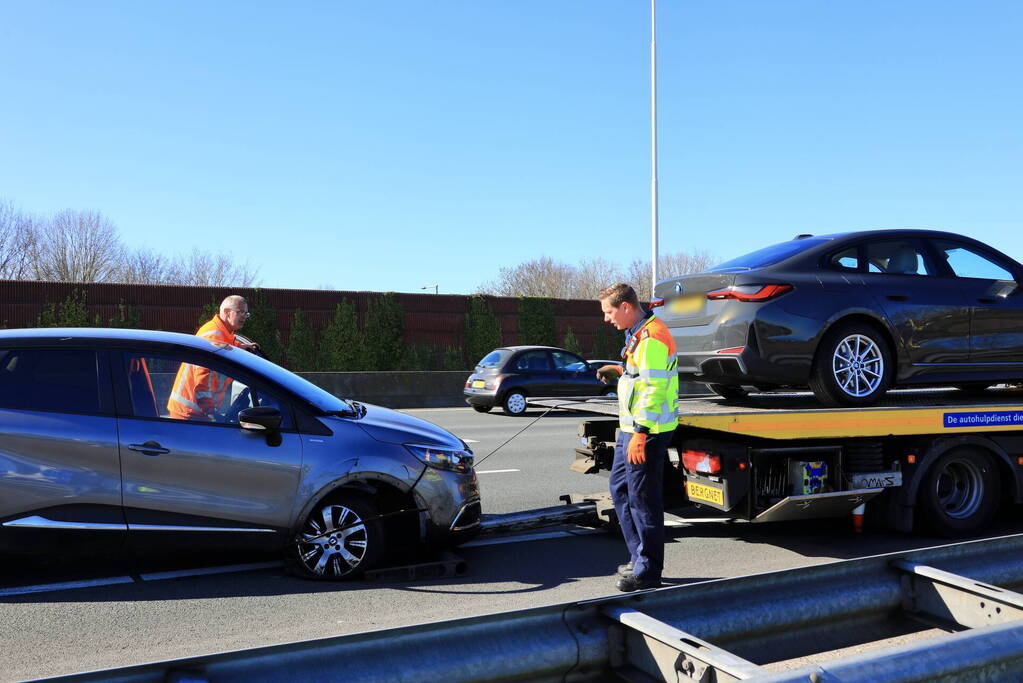 Auto krijgt klapband en ramt medeweggebruiker